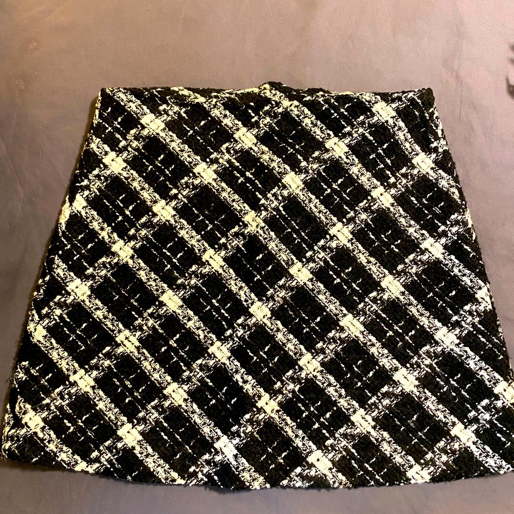 A-line b&w tweed miniskirt from Zara. Worn once. Size XS. Mint condition.